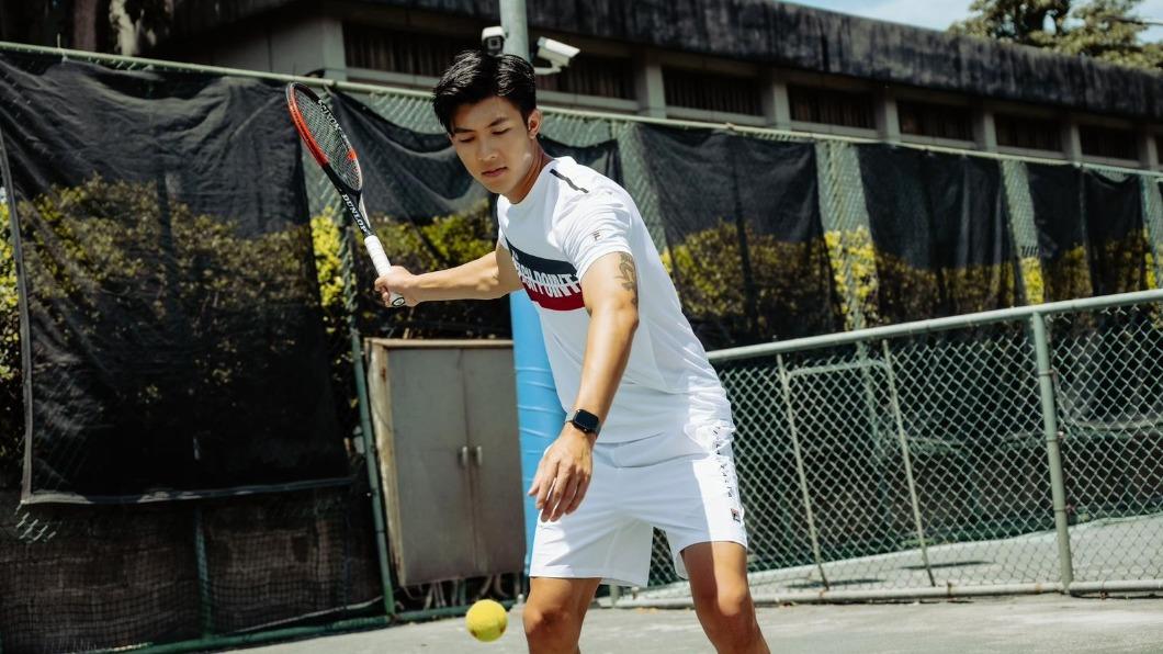 劉丞馳騁在網球場，帥氣模樣被粉絲稱作「網球王子」。（圖／艾迪昇傳播提供）