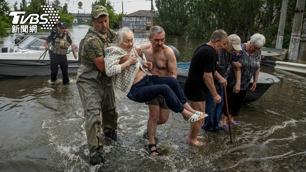 烏克蘭南部水壩被炸毀後，當局表示目前第聶伯河左右兩岸淹沒的面積超過600平方公里。（圖／達志影像路透社） 圖輯／烏克蘭水壩遭毀　毛孩、喵星人被「裝袋」一起逃難
