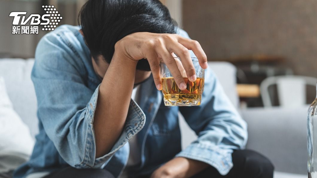 諮商心理師林萃芬表示，酒精很像是顯影劑。（示意圖／shutterstock 達志影像）