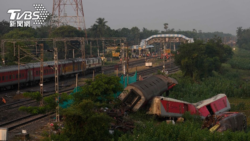 印度上週發生火車相撞事故。（圖／達志影像美聯社）