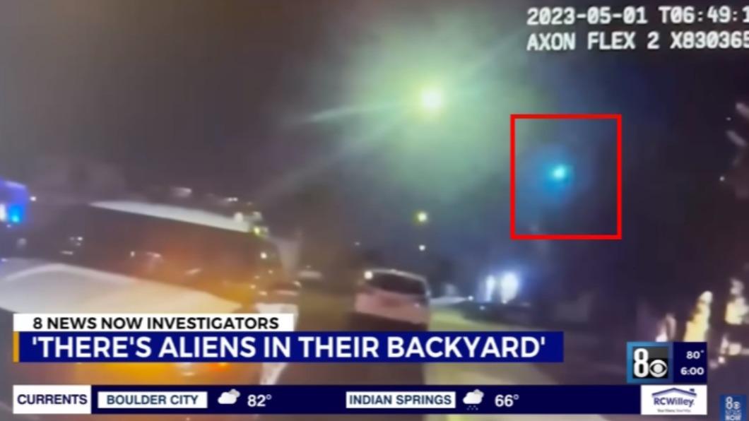 警方身上的密錄器拍下不明飛行器下墜畫面。（圖／翻攝自 YouTube 8 News NOW Las Vegas）