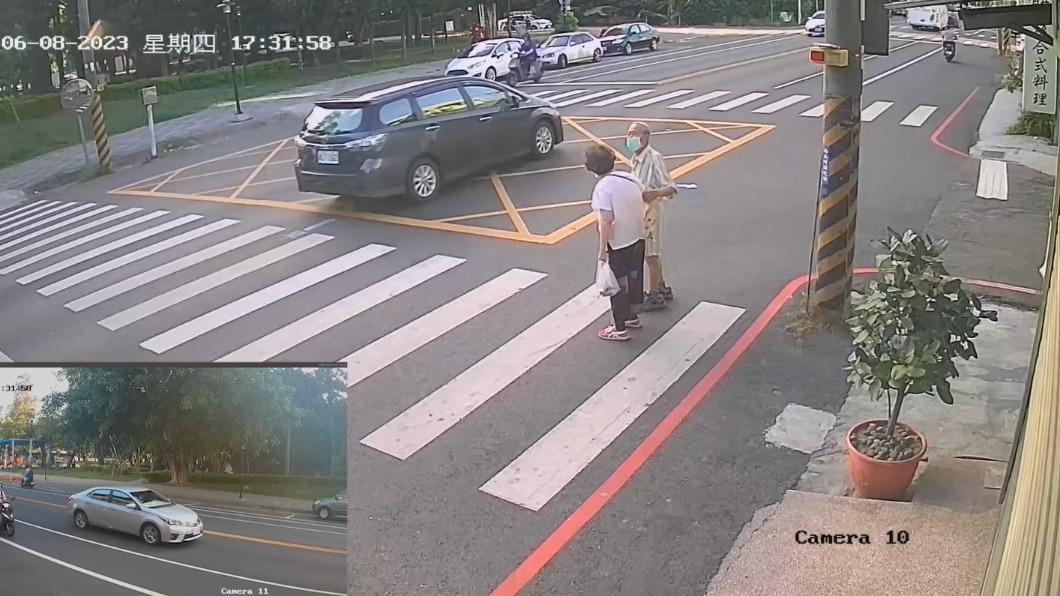 台南老夫妻無助站在馬路邊，均無車輛有意禮讓。（圖／翻攝自@I`m 佳里人　臉書）