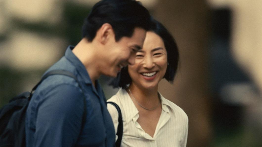 《之前的我們》由韓裔美籍女星葛麗塔李（Greta Lee）與韓裔德籍男星劉台午主演。（圖／車庫提供）