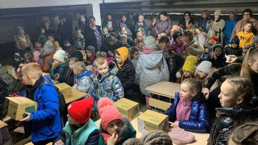 烏克蘭兒童領取台灣捐贈的救援物資。（圖／駐波蘭代表處提供）