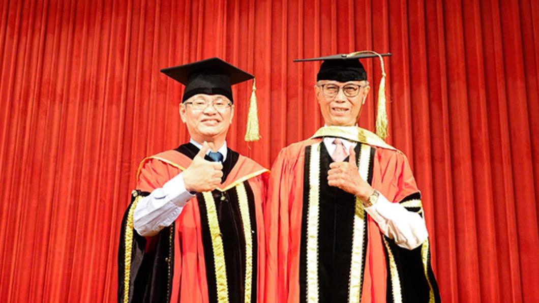 中正大學校長馮展華（左）與80歲博士生陸春雄（右）畢業合照。 （圖／中正大學）