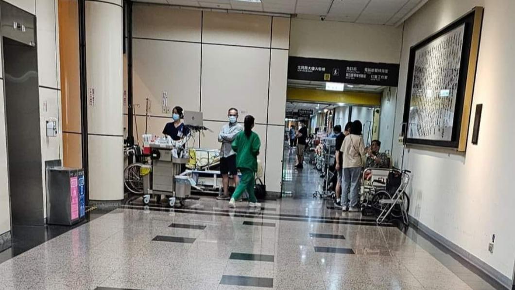 醫師貼出網友提供的台大醫院急診室爆滿，患者等待的照片。（圖／擷取自蘇一峰臉書）
