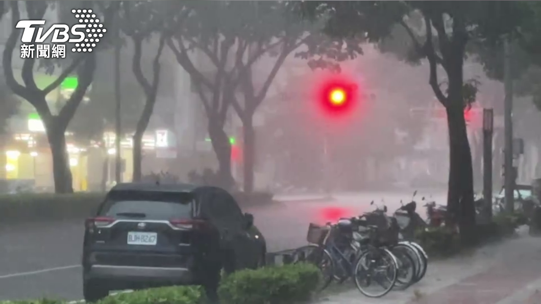 各地全天都可能有短暫陣雨或雷雨。（圖／TVBS）