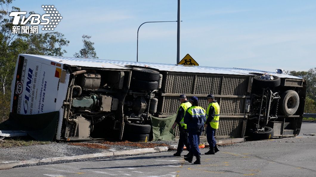 澳洲一輛巴士翻覆釀10死25傷。（圖／達志影像美聯社）