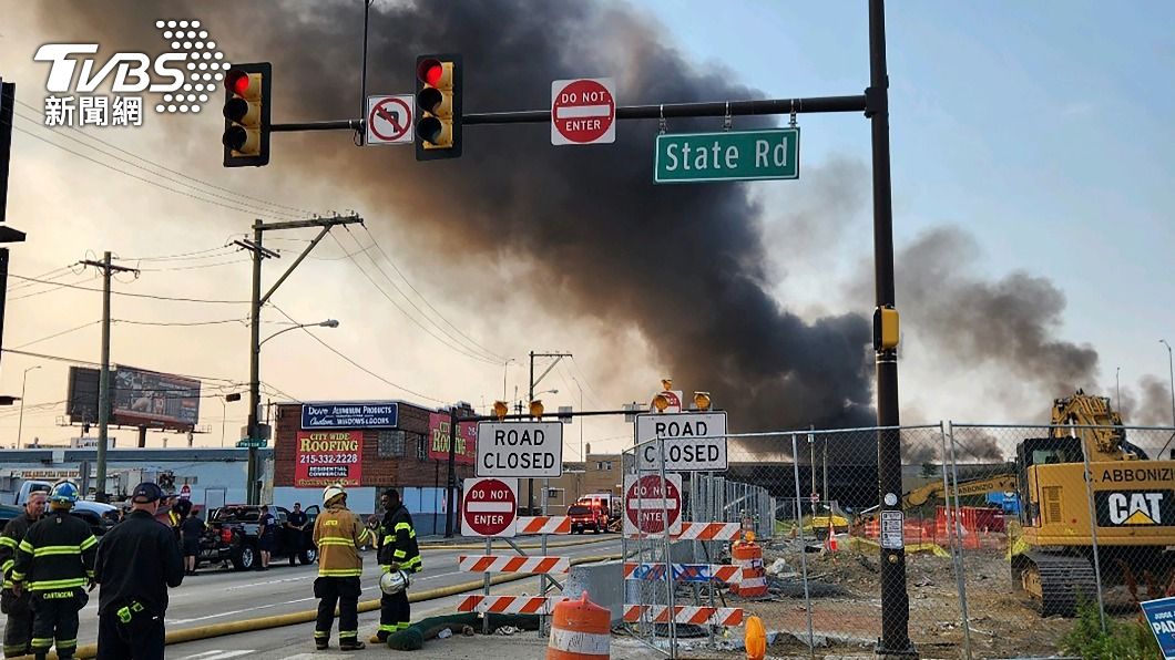 美油罐車起火I-95費城部分路段坍塌。（圖／達志影像美聯社）