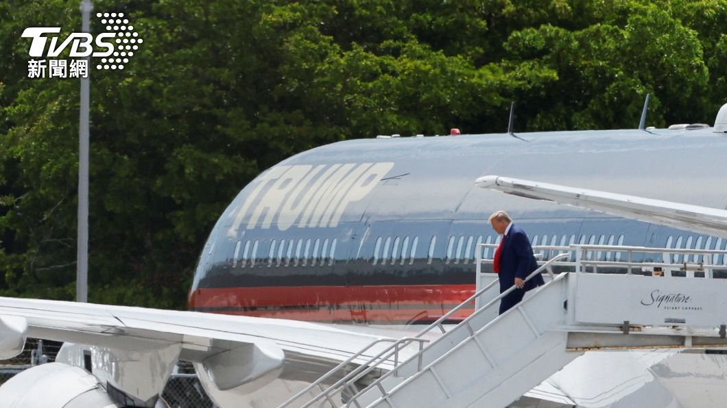 美國前總統川普搭私人飛機抵邁阿密。（圖／達志影像路透社）
