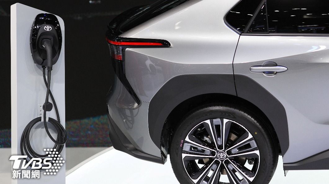 豐田喊2027推下一代電動車，將全面使用固態電池，讓車主享有十分鐘充飽電力的感覺。（圖／達志影像路透社）
