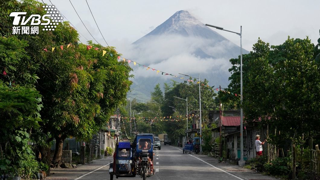 菲律賓馬永火山噴出熔岩。（圖／達志影像美聯社）