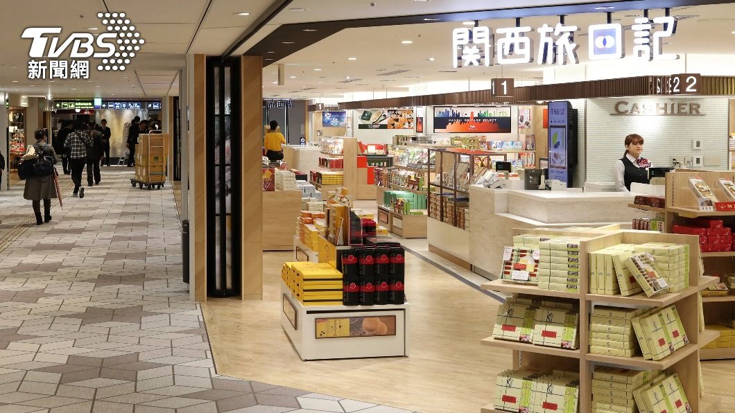 日本機場往往設有許多禮品店，販售精美點心禮盒。（資料照／達志影像美聯社）