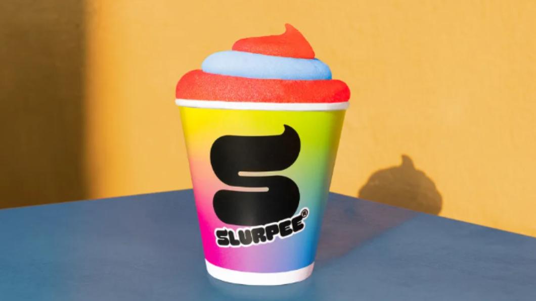 美國7-11睽違4年重新設計「思樂冰」（Slurpee），杯身加入漩渦狀的「大S」符號。（圖／翻攝自《CNN》）