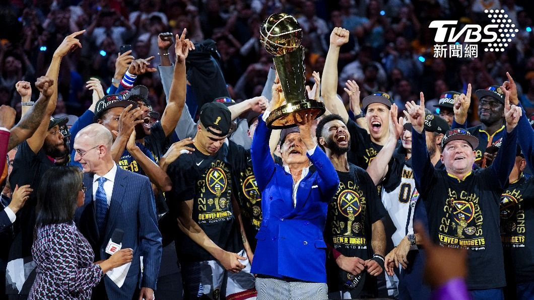 金塊老闆高舉NBA冠軍盃慶祝。（圖／達志影像美聯社）