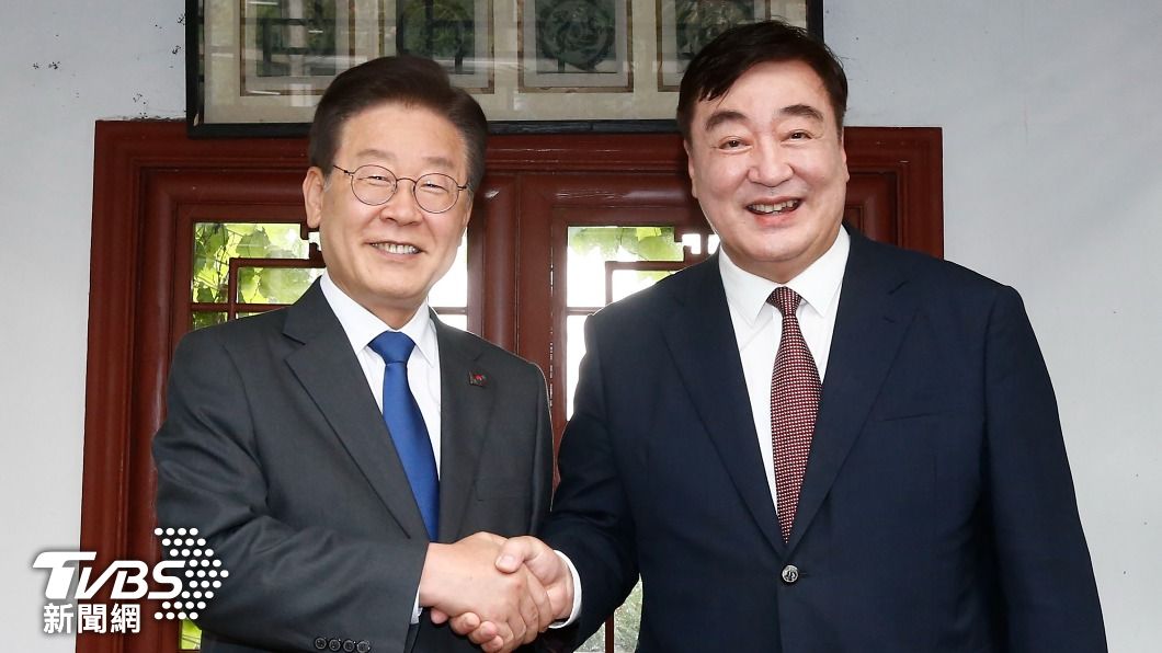 中國大陸駐南韓大使邢海明（右）爭議發言，惹怒南韓輿論與政壇。（圖／達志影像美聯社）