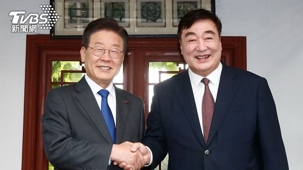中國駐韓大使邢海明（右）8日與韓國共同民主黨代表李在明（左）會面。（圖／達志影像美聯社）
