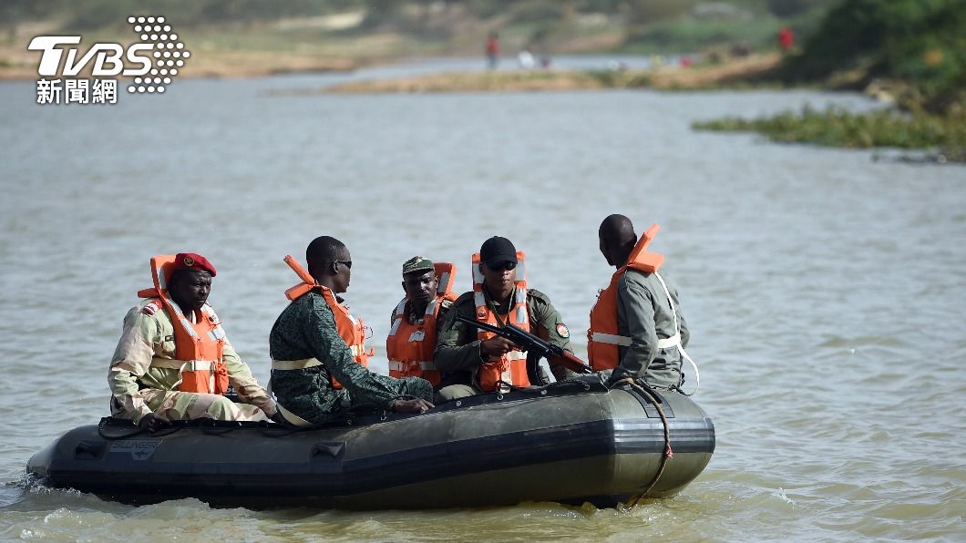 奈及利亞發生翻船事件，船上本來載有300人，有當地酋長指，只有53人逃出，其餘人恐怕凶多吉少。圖與當事人無關。（圖／達志影像美聯社）