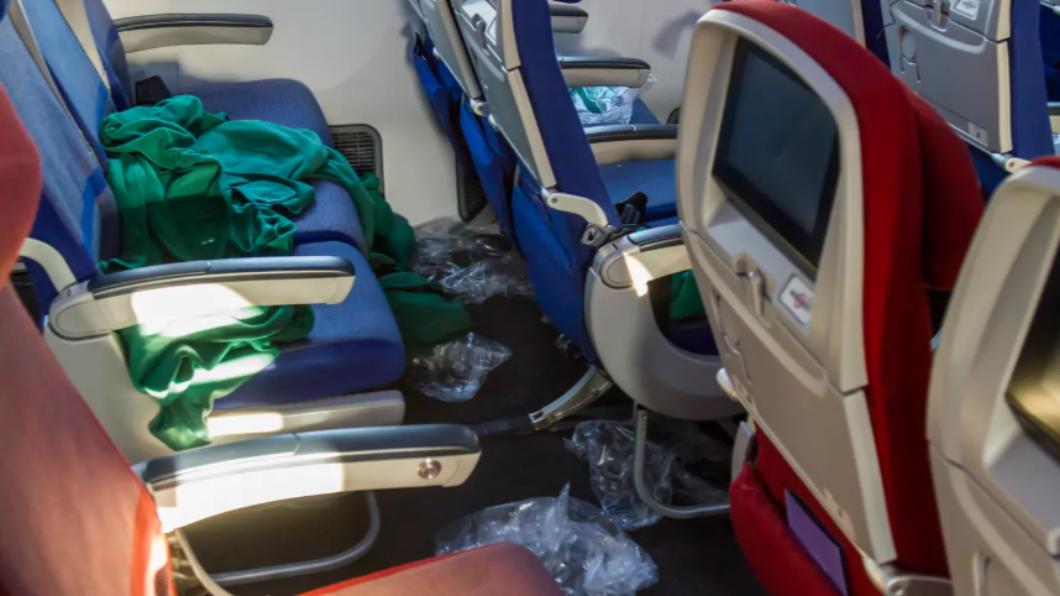 航空界面臨嚴重「人力荒」，清潔人員只能草草打掃機艙。（圖／翻攝自《紐約郵報》）