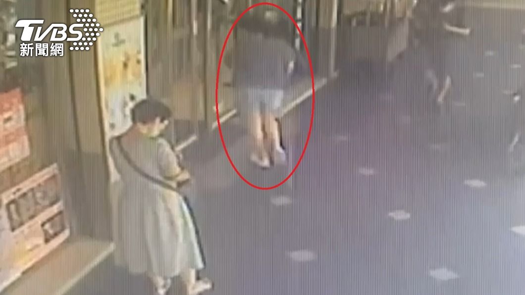 監視器拍下酒駕的林女連忙跑進超商。（圖／TVBS）