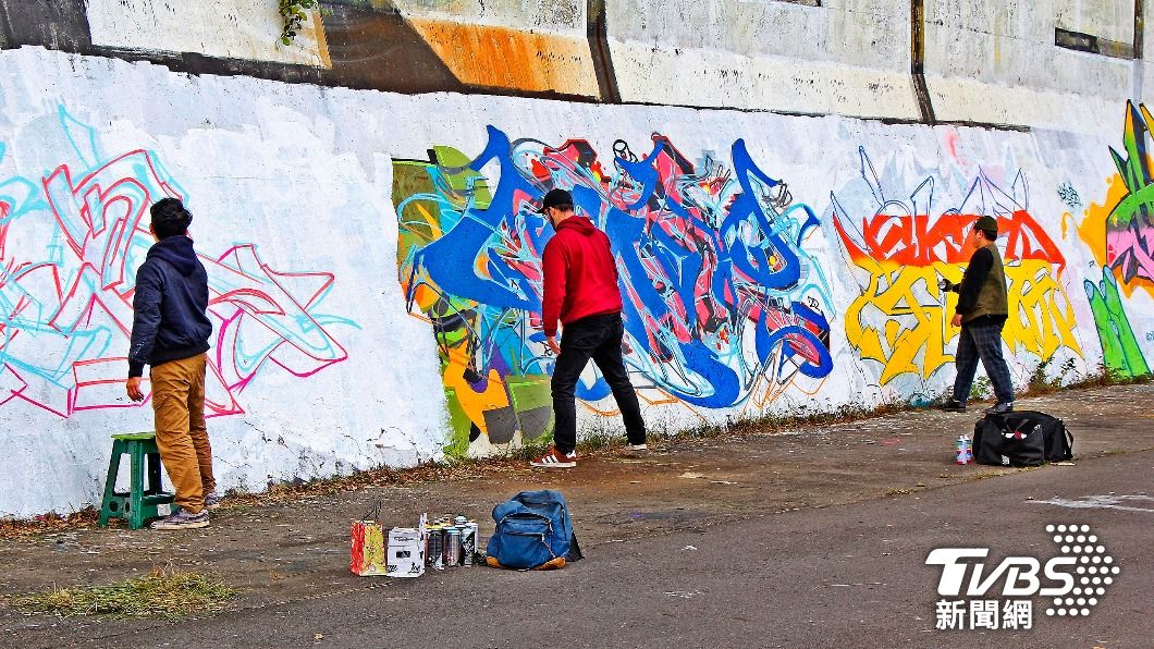 過去街頭塗鴉，創作者常常要夜裡偷偷摸摸，現在新北市政府設立專區，讓塗鴉客盡情揮灑。(圖/高灘處提供)
