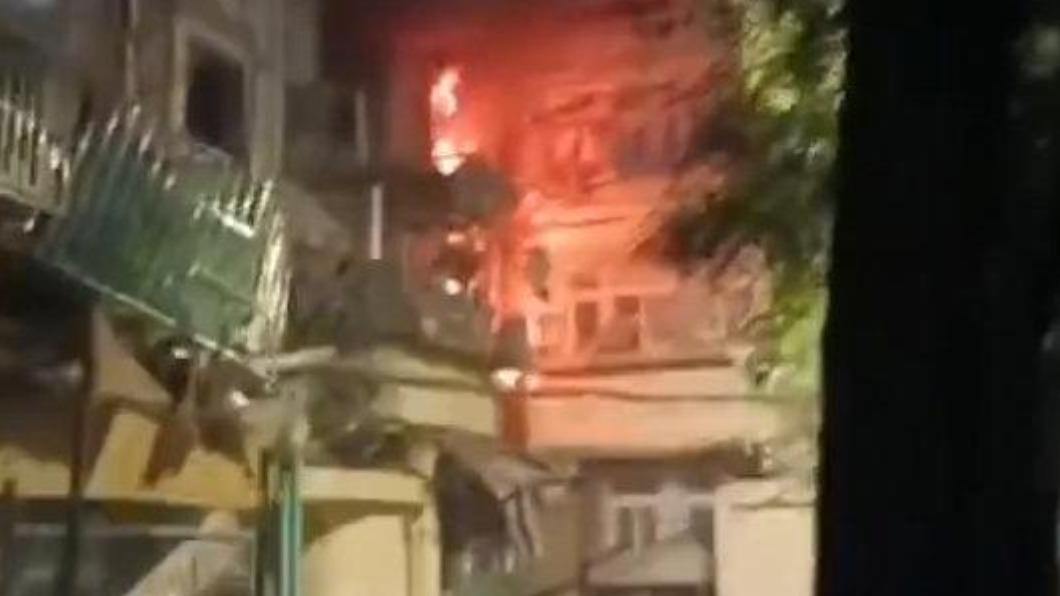 天津2棟公寓樓傳出爆炸，疑似是嫌犯利用煙花爆竹作案。（圖／翻攝自微博）