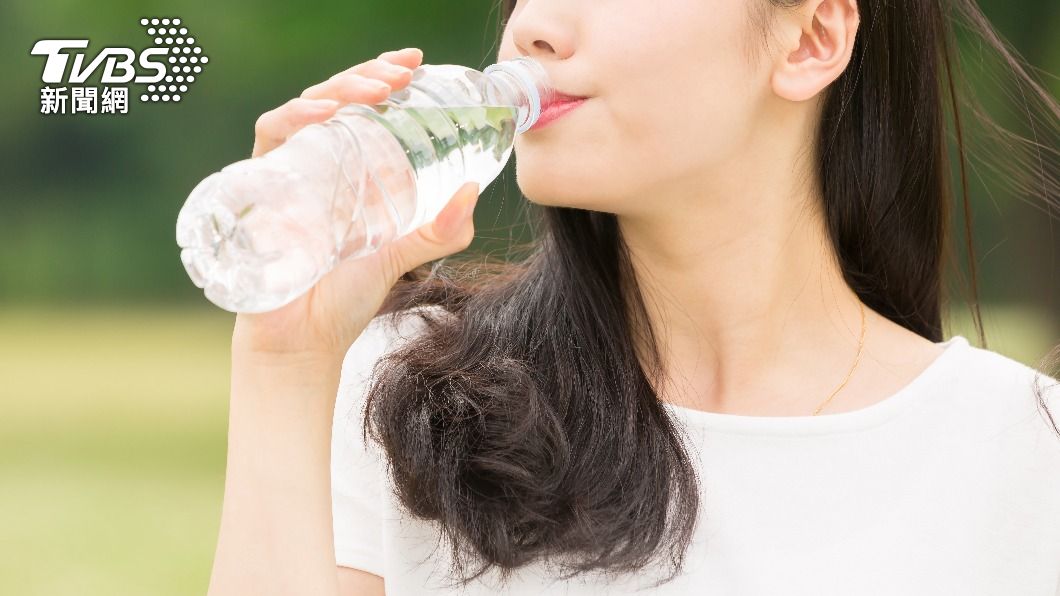 喝水可幫助減重、預防便祕。（示意圖／shutterestock達志影像）