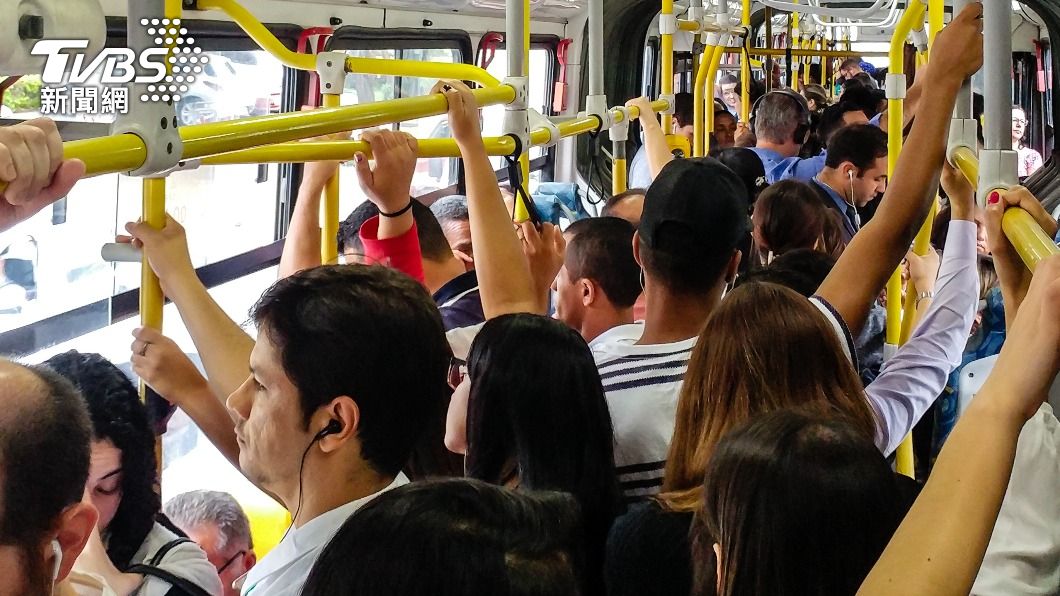 公車滿座，老翁要求男大生讓座遭拒。（示意圖／shutterestock達志影像）