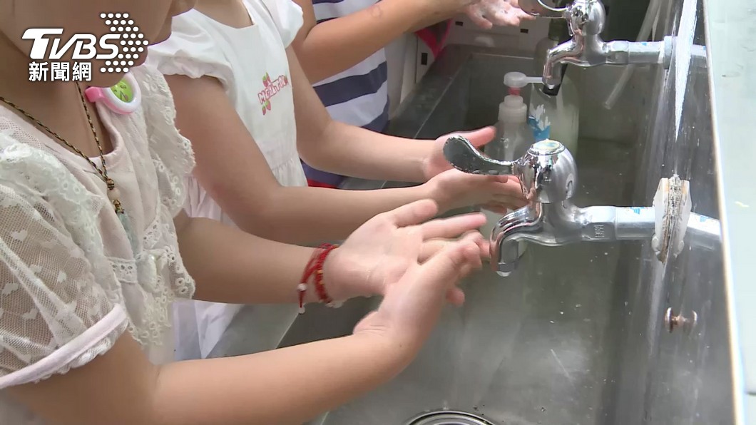 孩童確實洗手，保持良好衛生習慣，降低感染風險。（圖／TVBS資料畫面）