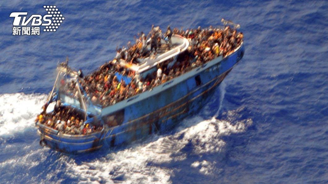希臘海岸警衛隊公布空拍的船隻相片，可見甲板上塞滿了人。（圖／達志影像路透社）