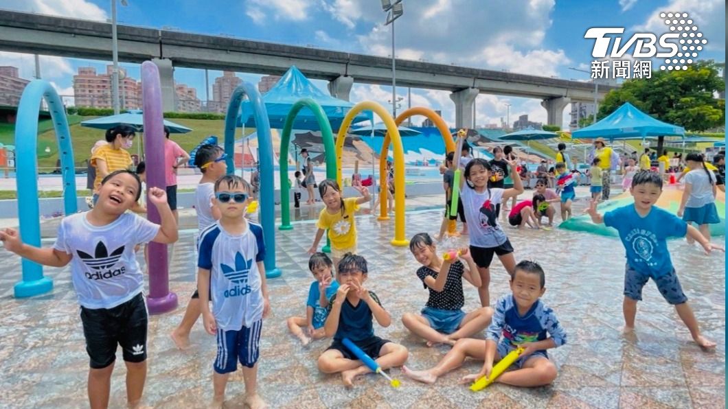新北市政府盤點了4處免費玩水景點-海世界水樂園要讓孩子暑假玩水玩翻天。(圖/新北市政府)