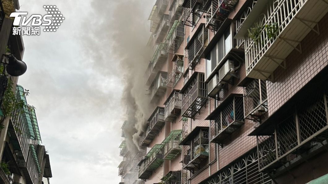 5樓住家火煙竄出。（圖／TVBS）