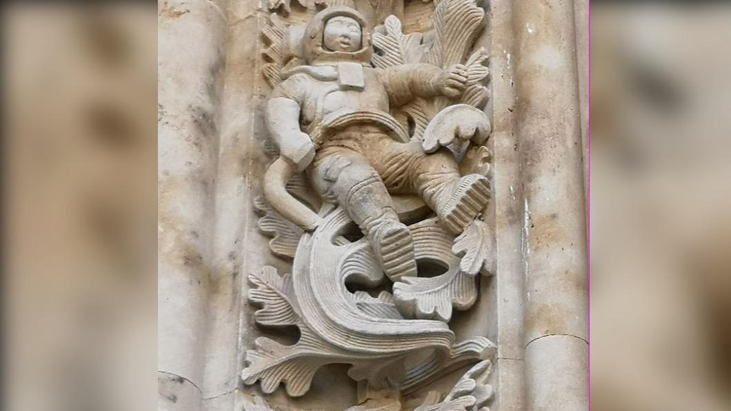 西班牙薩拉曼卡舊主教座堂（Catedral Vieja de Santa María）外牆上發現「太空人」浮雕。（圖／翻攝自《每日星報》）