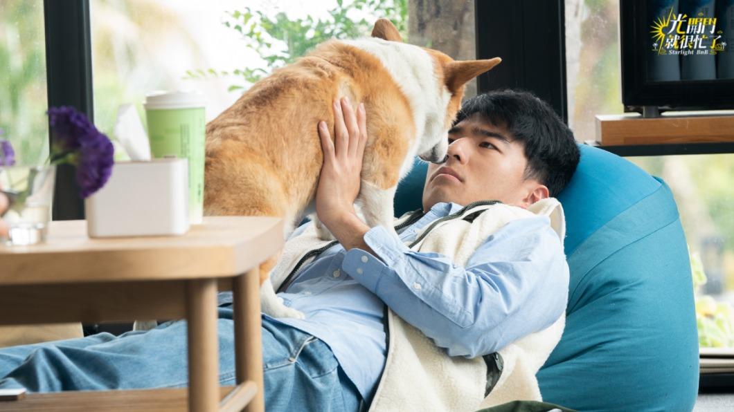陳昊森帶著愛犬短短參與《光開門就很忙了》錄製，讓大批網友直呼很期待。（圖／TVBS）