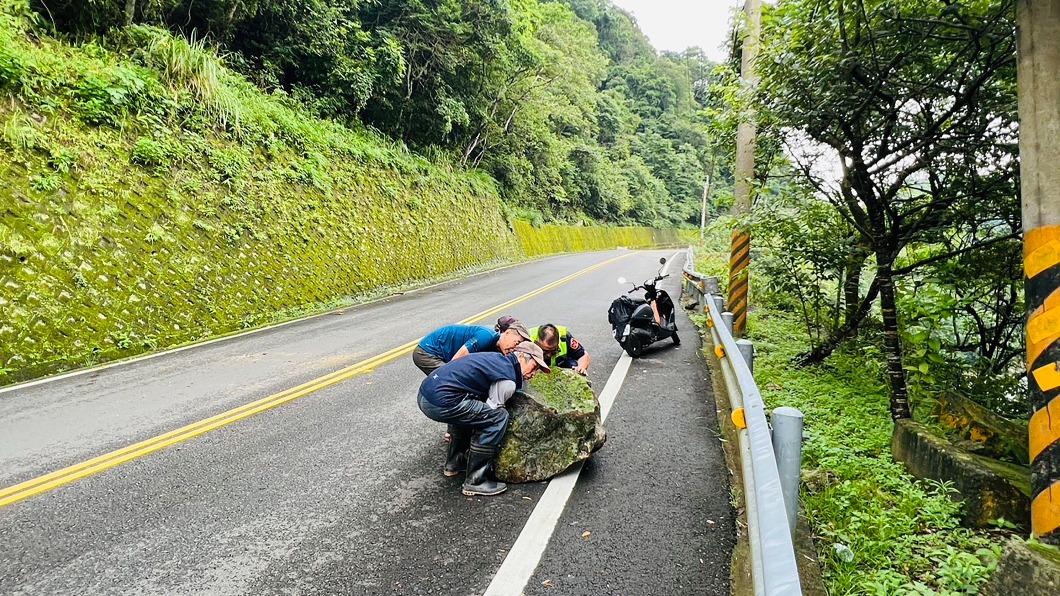 苗栗南庄蓬萊村124線落石擋道，警民合力移除。（圖／警方提供）