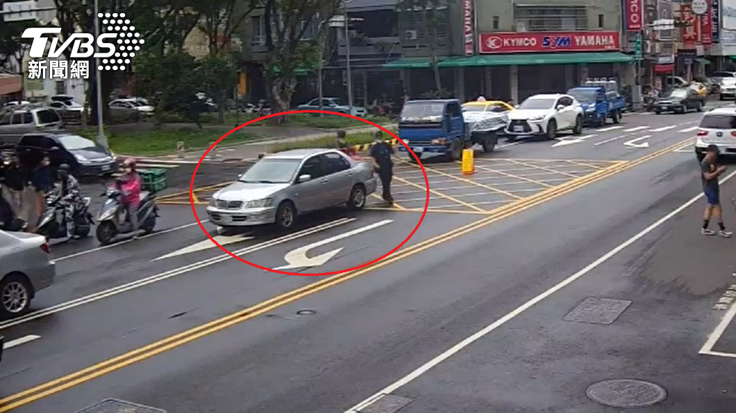 婦人的車卡在路中間。（圖／TVBS） 尷尬！打D檔不動卡路中半小時　警「這方法」30秒神救援