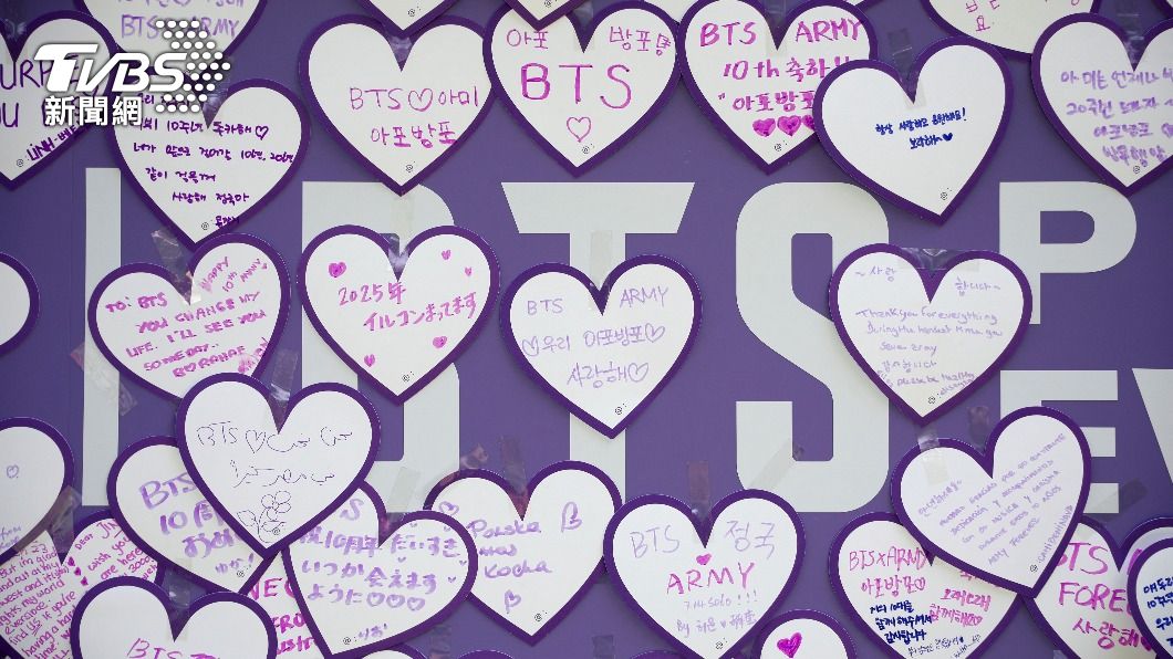 BTS出道十年慶祝活動，A.R.M.Y們寫下想說的話。（圖／達志影像路透社）