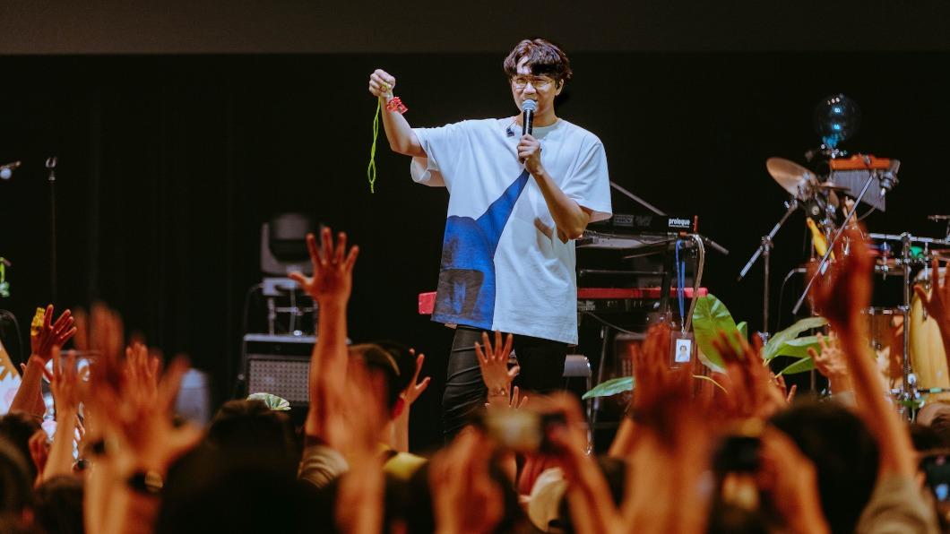 宇宙人昨晚在Zepp New Taipei開唱，主唱小玉遭粉絲水槍襲擊，讓他哭笑不得。（圖／相信音樂提供）