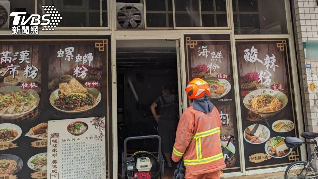 新北新店安坑一家桂林米粉餐廳發生火警。（圖／TVBS）