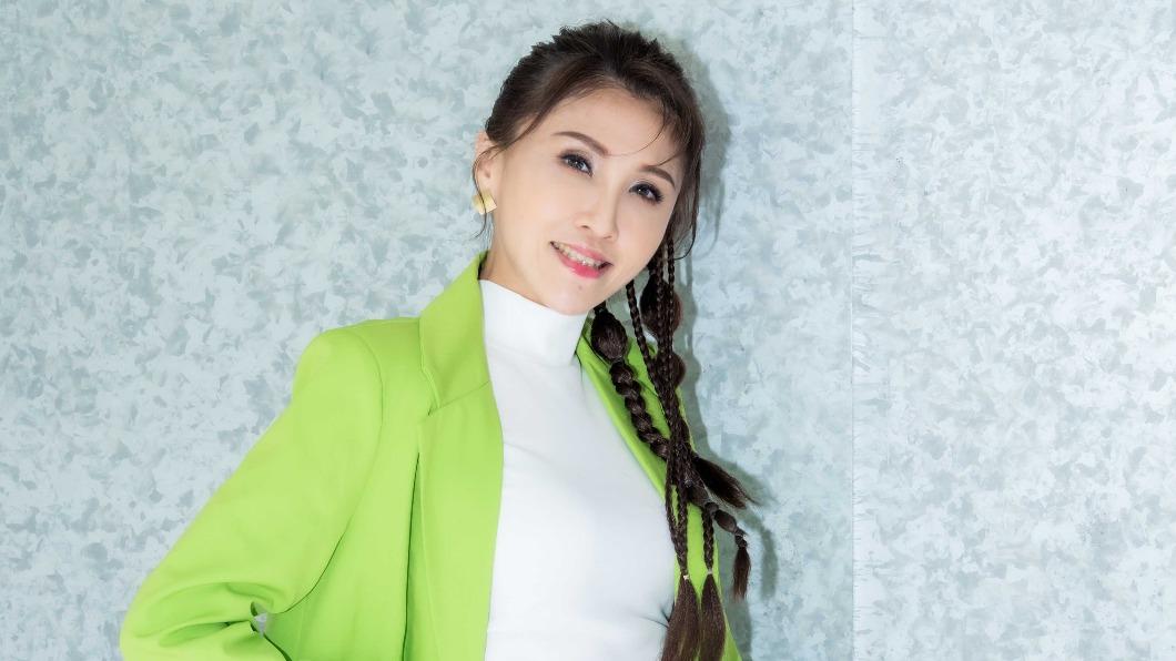 台語歌手楊惠絜推出新歌〈蘋果人生〉，不少網友發現她造型神似戴佩妮。（圖／音圓唱片提供）
