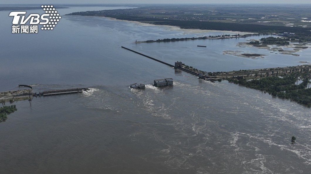 烏克蘭卡科夫卡水壩6日潰堤釀洪災。（圖／達志影像美聯社）