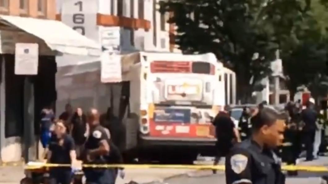 一輛市中心公車撞入公寓內，現場遭到封鎖，至少17人受傷。（圖／翻攝自@rawsalerts推特）