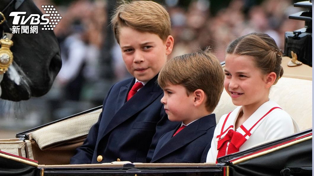 威廉王子的3名子女，喬治王子、路易王子和夏綠蒂公主，出席17日的閱兵儀式。（圖／達志影像美聯社）