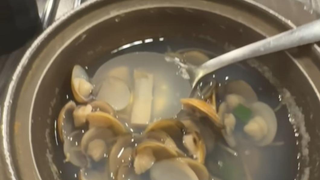 網友吃一半發現湯裡面有菸蒂。（圖／翻攝自爆料公社）