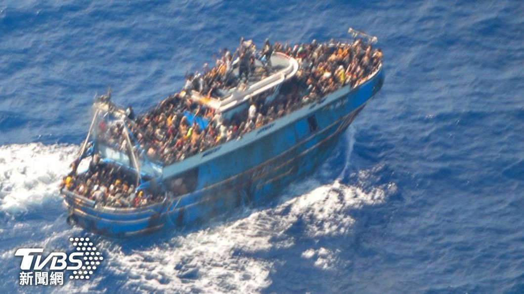 滿載750人的難民船在希臘外海擱淺沉沒，造成至少500人喪命。（圖／達志影像美聯社）