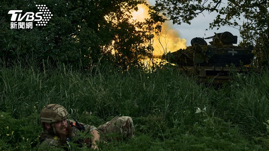 頓巴斯區、鄰近巴赫姆特前線，一位烏克蘭軍人在坦克砲擊時臥倒在地面。（圖／達志影像美聯社）