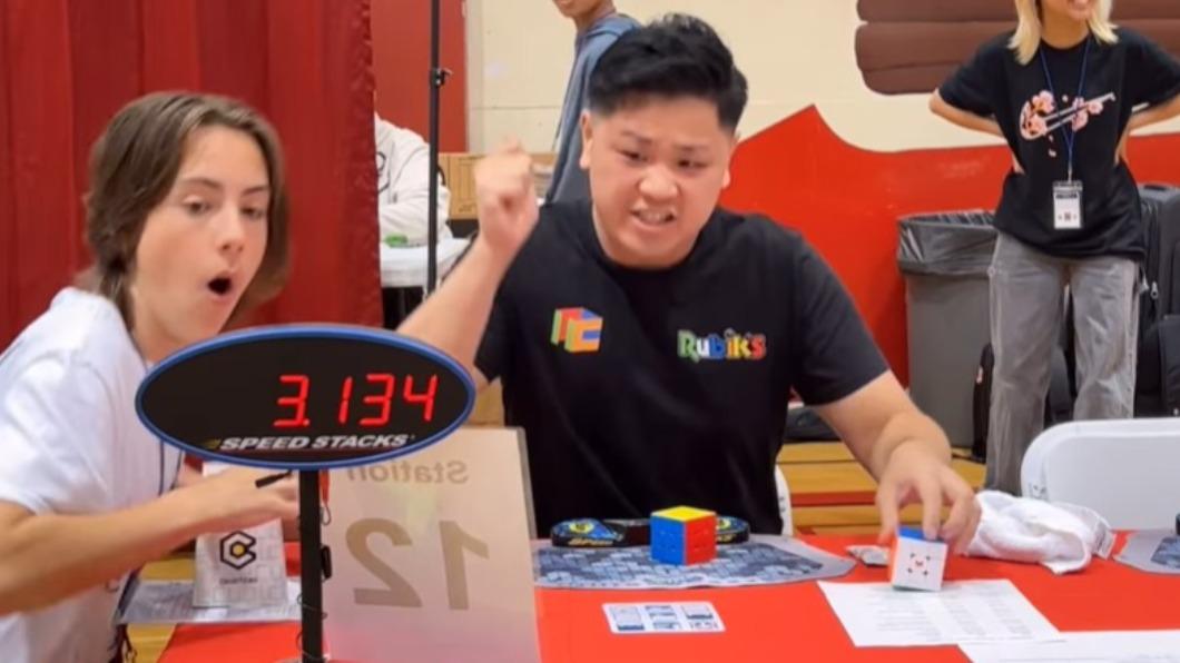 韓裔少年僅耗時3.134秒解完六面魔術方塊。（圖／翻攝自@maxfast23　IG） 3.13秒解魔術方塊！21歲少年「刷新金氏紀錄」　光速完賽全場看傻