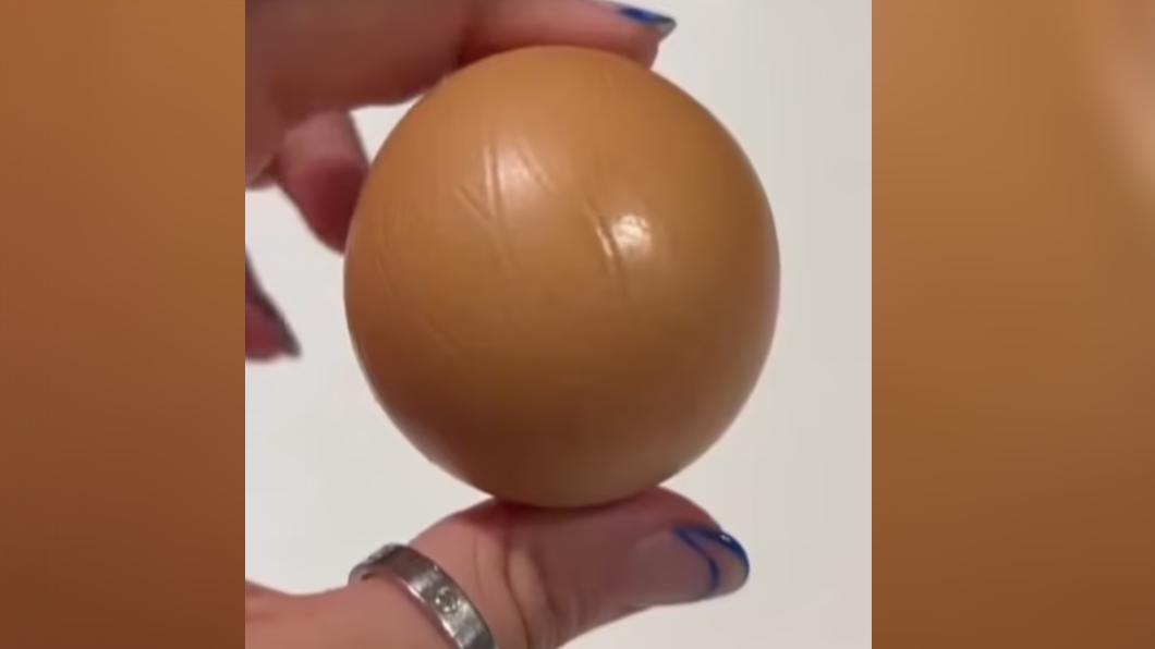 澳洲一位民眾發現十分罕見的「圓雞蛋」。（圖／翻攝自《每日郵報》）