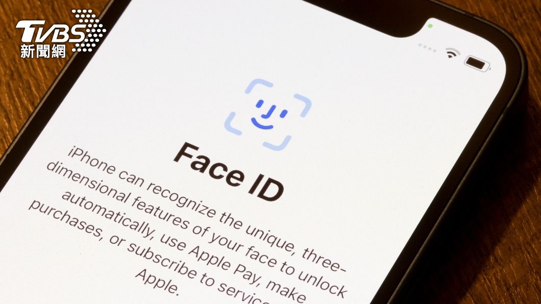 目前僅有iPhone及iPad支援Face ID臉部辨識。（示意圖／shutterstock達志影像） 全台疫情警戒升級，呼籲民眾在外務必戴口罩，保護你我健康，對此有店員在網路上透露心聲，「希望客人停