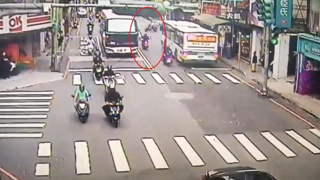 老翁從巷口竄出，導致1名機車騎士閃避不及撞上。（圖／TVBS）